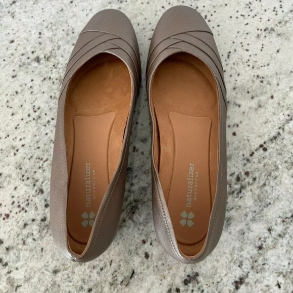 🆕Naturalizer Leather Comfort Slip On Flats Size 9.5 Wide Width Career wear Shoe - Picture 2 of 4